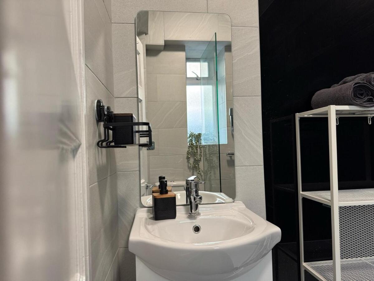 Ground Floor 2-bed In Hackney *