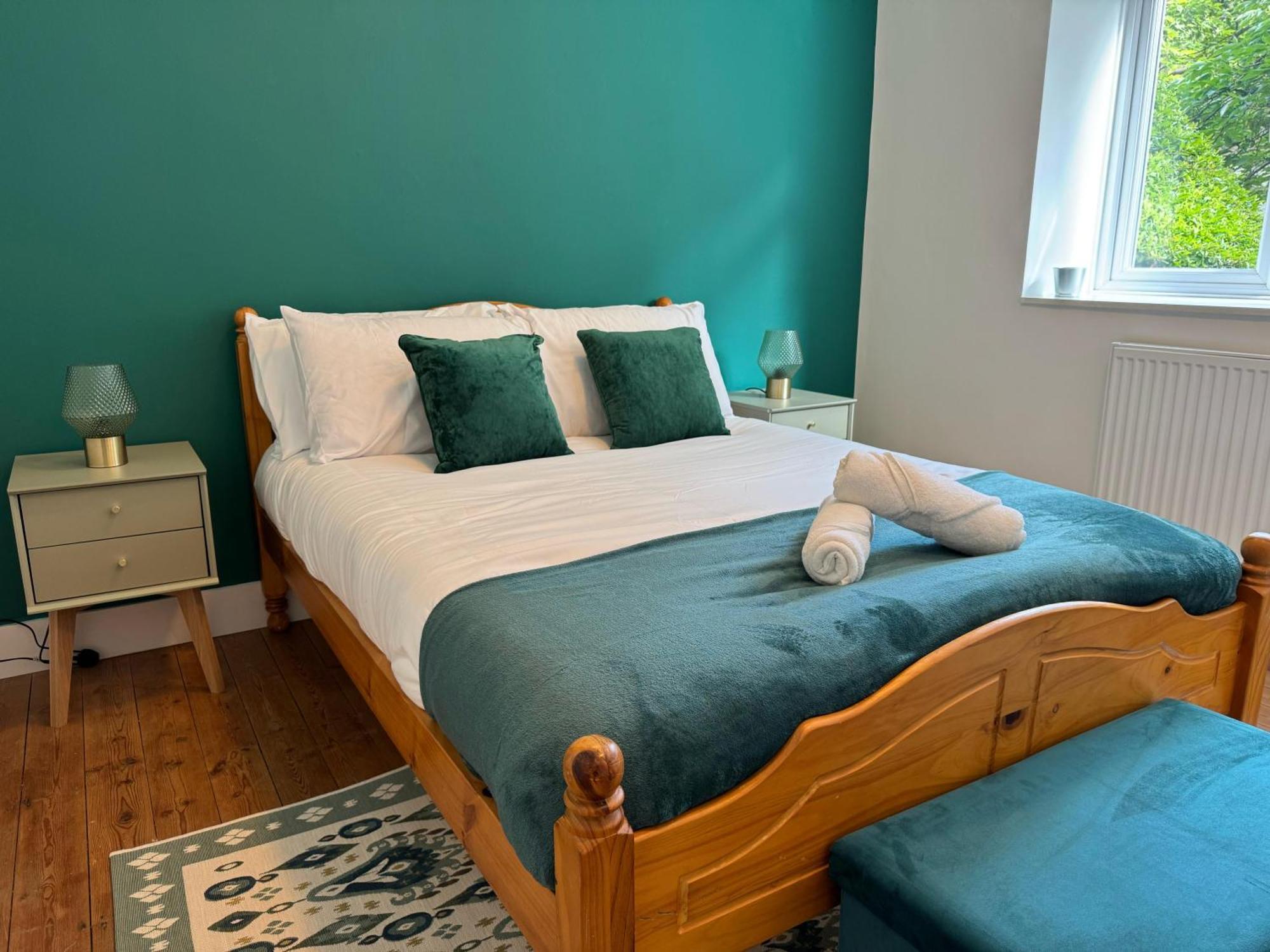Ground Floor 2-bed In Hackney Apartment *